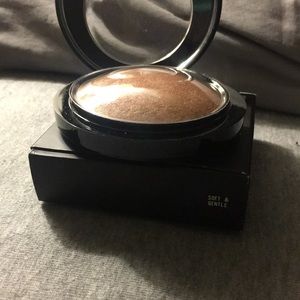 MAC Cosmetics Soft and Gentle highlight powder